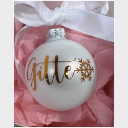 Julekugle i glas, med navn - Leveres med bnd og ske