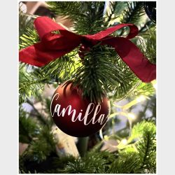 Julekugle i glas, med navn - Leveres med bnd og ske