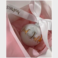 Julekugle i glas, med navn - Leveres med bnd og ske