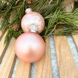 Julekugle i glas, med navn - Leveres med bnd og ske