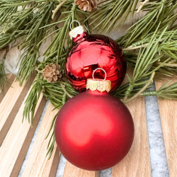 Julekugle i glas, med navn - Leveres med bnd og ske