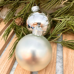 Julekugle i glas, med navn - Leveres med bnd og ske