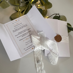 Elegant bryllupsinvitation med blondeb�nd