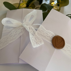 Elegant bryllupsinvitation med blondeb�nd