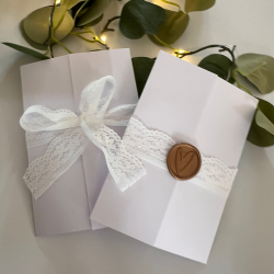 Elegant bryllupsinvitation med blondeb�nd