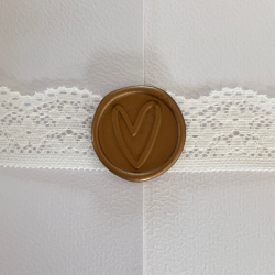 Elegant bryllupsinvitation med blondeb�nd