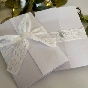 Elegant bryllupsinvitation med blondeb�nd