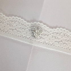 Elegant bryllupsinvitation med blondeb�nd