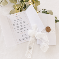 Elegant bryllupsinvitation med blondeb�nd