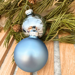 Julekugle i glas, med navn - Leveres med bnd og ske